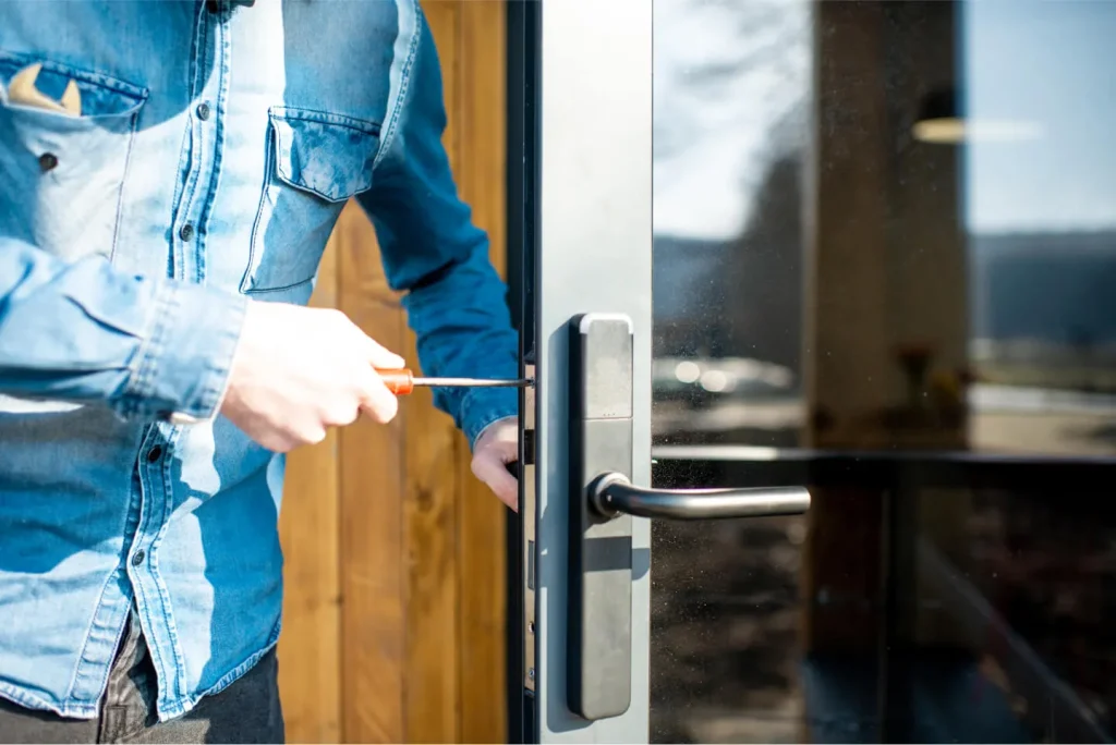 Technicien JK Service réparant la serrure d'une porte